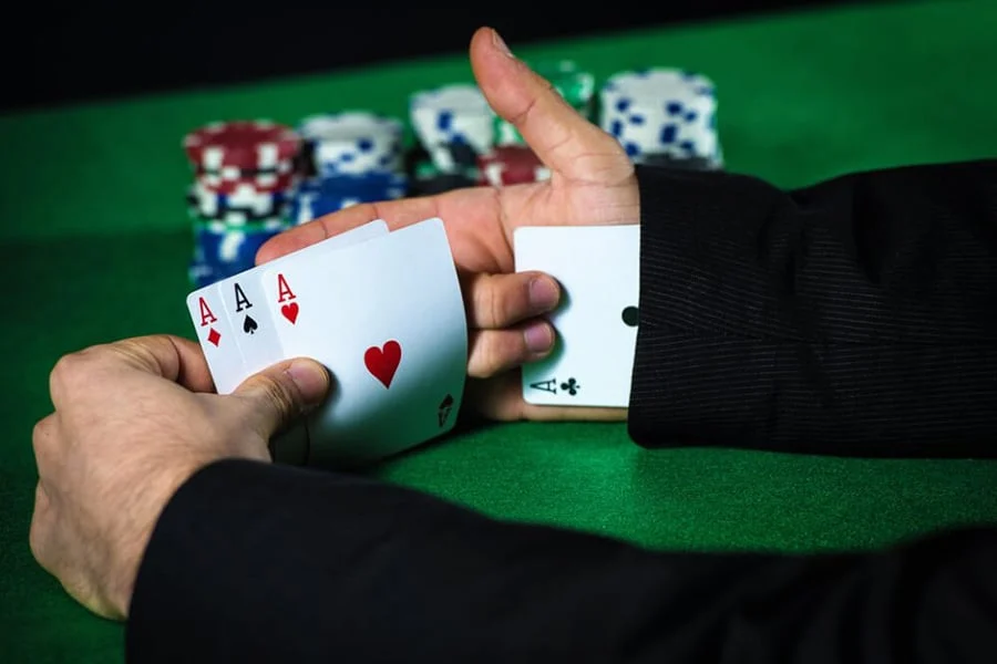 Quân bài tẩy là gì? Vi trò của bài tẩy trong Poker