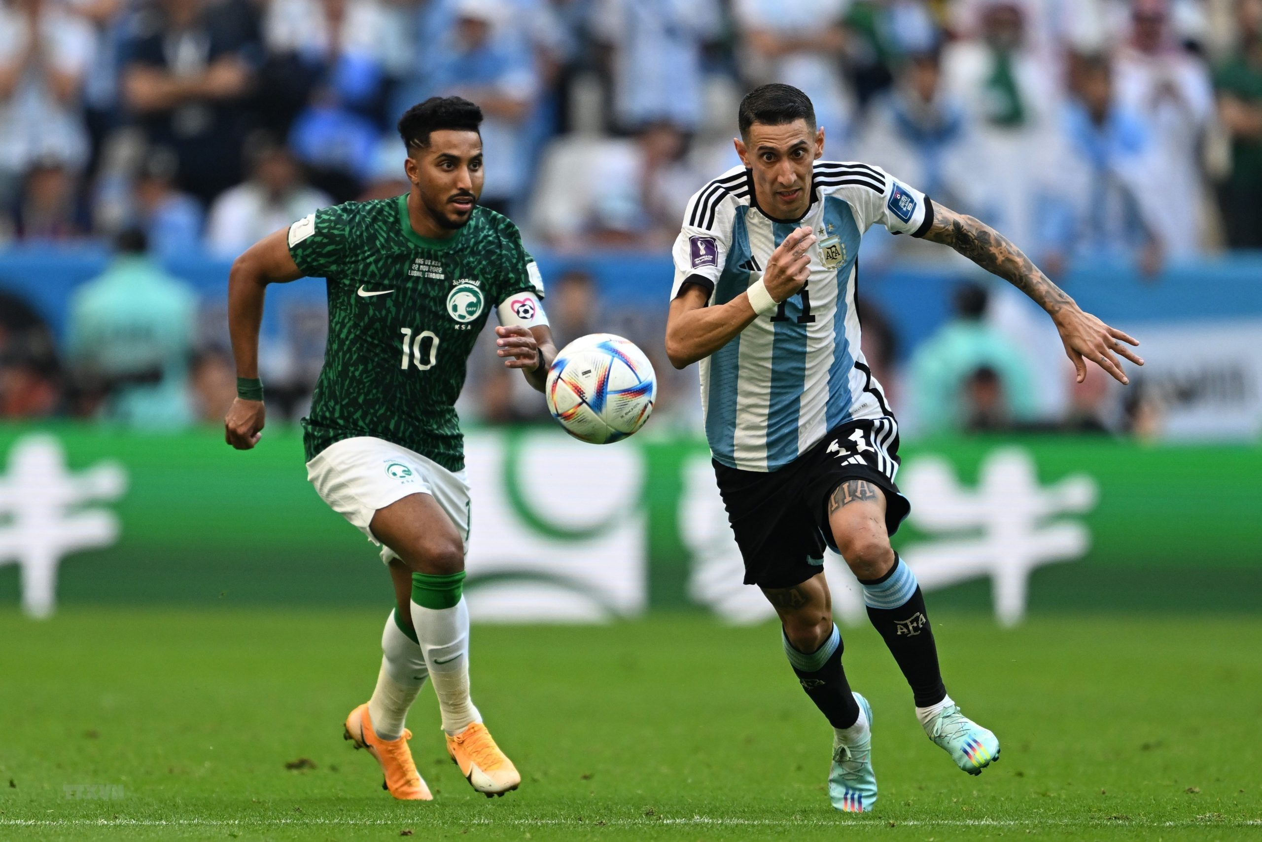 Tiền Vệ Angel Di Maria Của Argentina Trong Trận đối đầu Với Saudi Arabia ở Vòng Bảng.