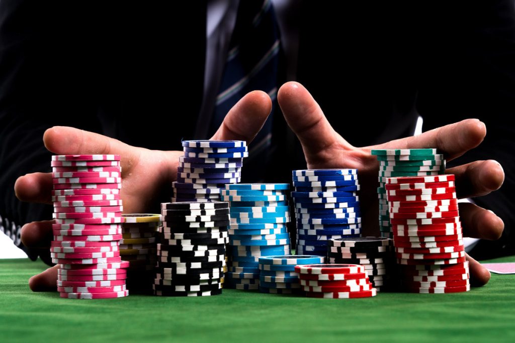 mẹo chọn chỗ ngồi giúp bạn tăng khả năng thắng khi chơi game bài Poker